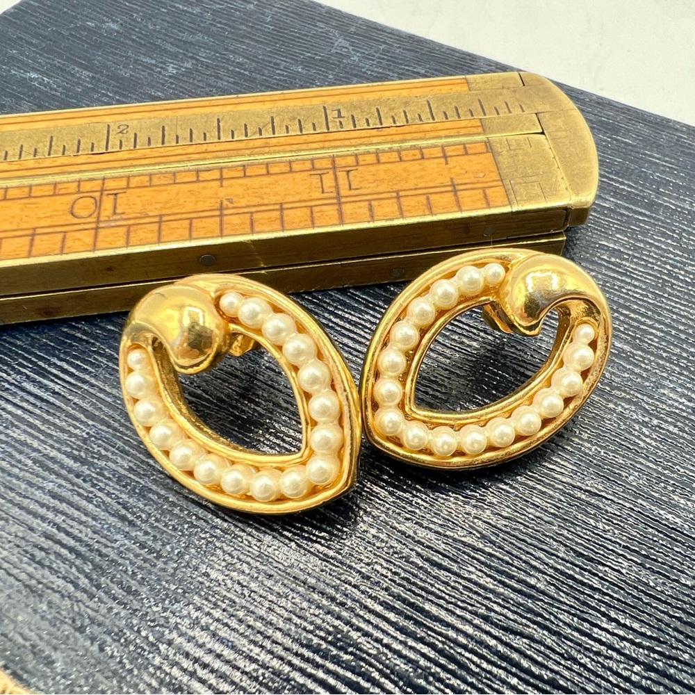 Vintage pierced earrings gold tone tiny faux pearl beads - Picture 5 of 5